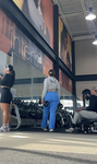 Bunda grande e avantajada em leggings azuis boca de sino