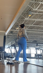 Bunda grande e avantajada em leggings azuis boca de sino