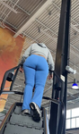 Bunda grande e avantajada em leggings azuis boca de sino