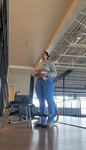 Bunda grande e avantajada em leggings azuis boca de sino