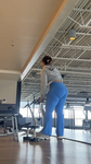 Bunda grande e avantajada em leggings azuis boca de sino