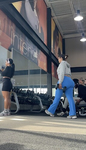 Bunda grande e avantajada em leggings azuis boca de sino