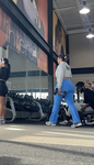 Bunda grande e avantajada em leggings azuis boca de sino