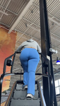 Bunda grande e avantajada em leggings azuis boca de sino