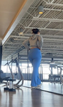 Bunda grande e avantajada em leggings azuis boca de sino