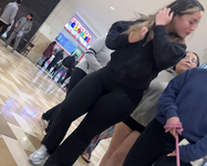 Latina curvilínea em um maiô