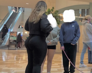 Latina curvilínea em um maiô