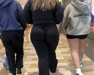 Latina curvilínea em um maiô