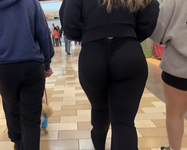 Latina curvilínea em um maiô