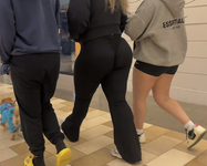 Latina curvilínea em um maiô