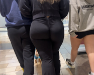 Latina curvilínea em um maiô