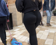 Latina curvilínea em um maiô