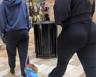 Latina curvilínea em um maiô