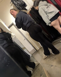 Latina curvilínea em um maiô
