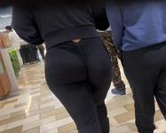 Latina curvilínea em um maiô