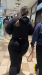 Latina curvilínea em um maiô