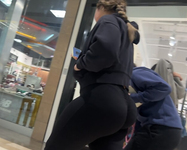 Latina curvilínea em um maiô