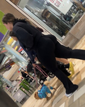 Latina curvilínea em um maiô