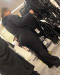 Latina curvilínea em um maiô