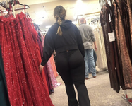 Latina curvilínea em um maiô
