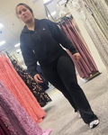 Latina curvilínea em um maiô