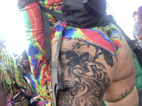 Latina tatuada de rave