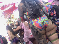 Latina tatuada de rave