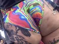 Latina tatuada de rave