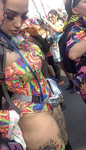 Latina tatuada de rave
