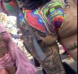 Latina tatuada de rave