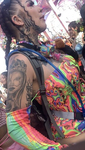 Latina tatuada de rave