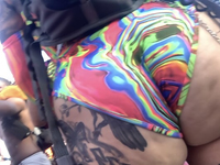 Latina tatuada de rave