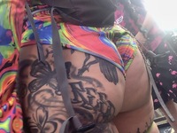 Latina tatuada de rave