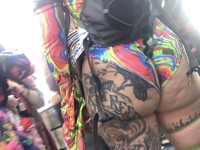 Latina tatuada de rave
