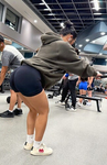 Linda garota asiática de academia com uma bunda gostosa em s