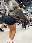 Linda garota asiática de academia com uma bunda gostosa em s