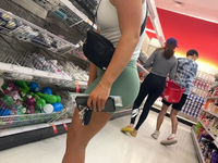 Loira Deliciosa de shorts verde no mercado