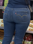 Mãe dando um treino com seus jeans