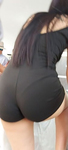 Morena com a calcinha enfiada bem fundo e mostrando a virilh