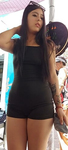 Morena com a calcinha enfiada bem fundo e mostrando a virilh
