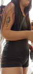 Morena com a calcinha enfiada bem fundo e mostrando a virilh