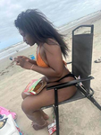 Morena de corpo voluptuoso de biquíni