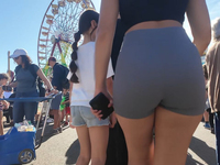 Ninfeta rabuda de shorts cinza