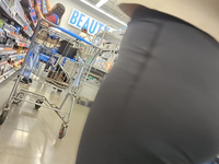 Outra latina fumante com um bundão de legging