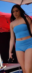 Latina gostosa de shorts azuis ousados