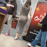 Linda garota com corpo escultural e curvas generosas em vest