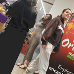 Linda garota com corpo escultural e curvas generosas em vest