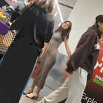 Linda garota com corpo escultural e curvas generosas em vest