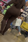 Loira com shorts largo mostrando as bochechas