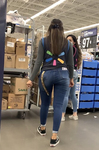 Duas gatas gostosas do Walmart, uma com corpo firme,